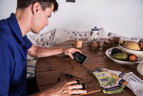 Personne utilisant l'eSense Skin Response pour un entraînement biofeedback de gestion du stress